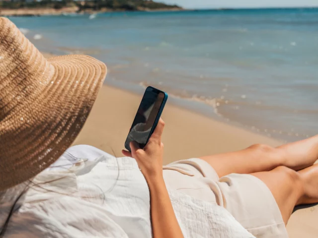 Comment gérer sa communication sur les réseaux sociaux pendant l’été quand on est freelance ?